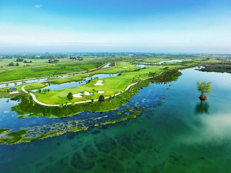 Khung cảnh tuyệt đẹp tại sân golf West Lakes Golf Club & Villas