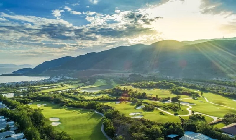 Sân golf Vinpearl Golf Nha Trang sở hữu vị trí đắc địa