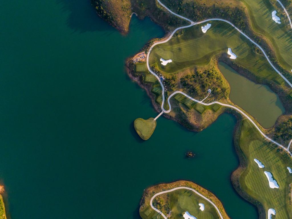 Dự án sân Golf Thanh Lanh nằm yên bình giữa hồ