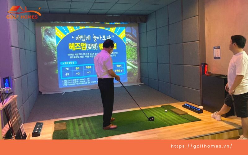 Phòng tập golf 3D tại GolfHomes được trang bị một màn hình lớn