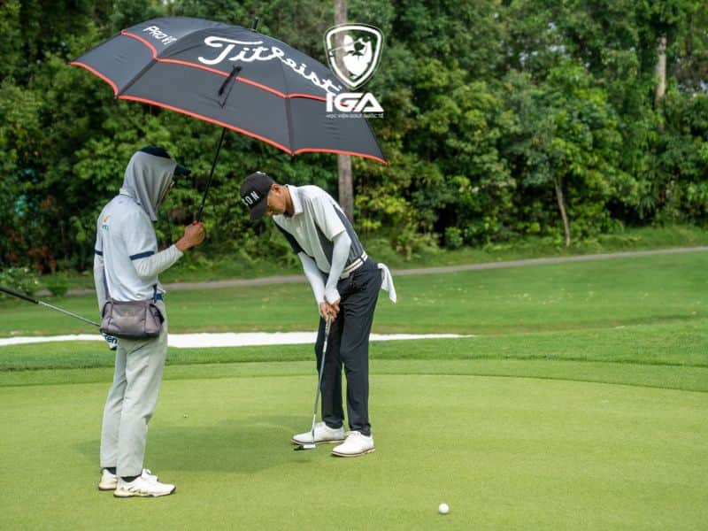 Các Golfer và Caddies cùng nhau đánh Golf giao lưu tại sự kiện IGA tài trợ