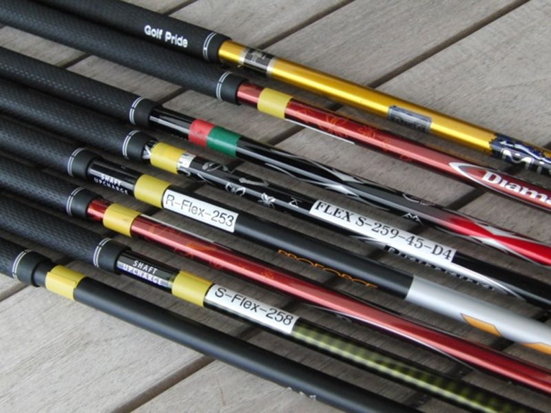 Cán gậy golf thường được làm từ graphite và thép hoặc kết hợp giữa hai chất liệu này lại