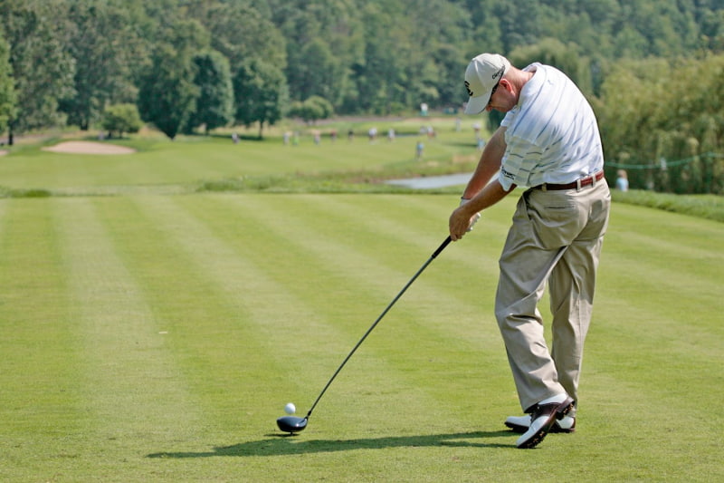 Nếu golfer chọn cán gậy không đủ cứng thì bóng sẽ bị rẽ sang trái hoặc draw