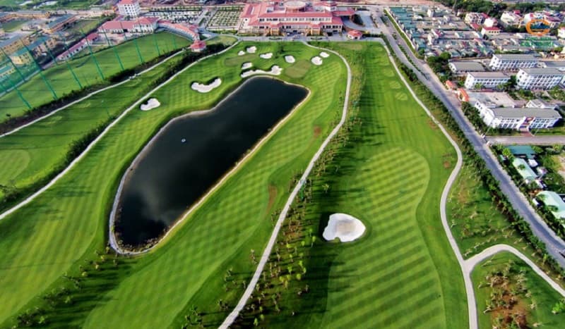 Sân golf Long Biên có vị trí thuận lợi, dễ dàng di chuyển