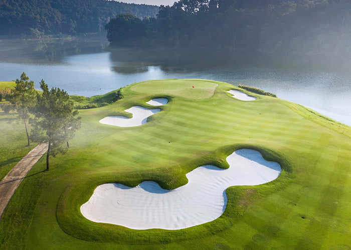 Sân golf Tràng An có vị trí đẹp, thuận lợi cho golfer đến để trải nghiệm