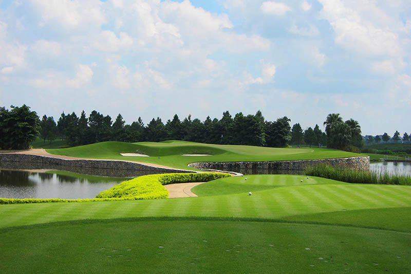 Sân Van Tri Golf Club có địa hình ấn tượng, mang đến nhiều trải nghiệm thú vị cho các golfer