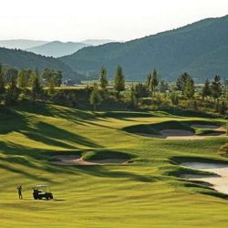 Sân golf Sóc Sơn sở hữu những bẫy cát, hố nước tự nhiên, giúp tăng độ khó cho người chơi