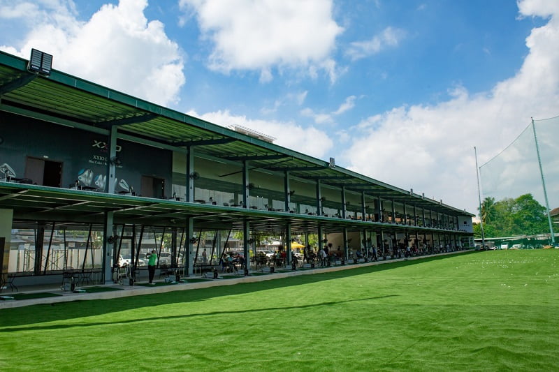 Sân tập golf được thiết kế và xây dựng gồm hai tầng với 75 thảm tập