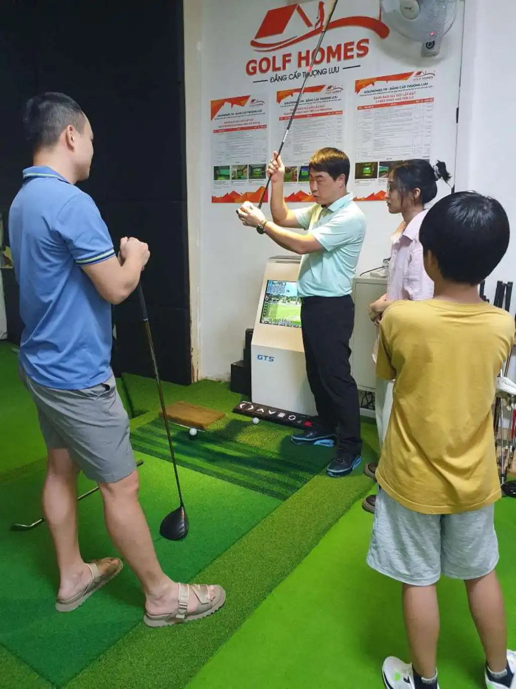 Không chỉ người lớn, học viện IGA và GolfHomes còn hướng đến các đối tượng trẻ em để các bé làm quen với công nghệ golf