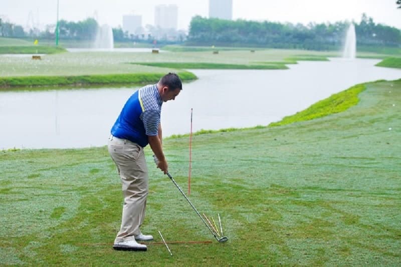 Cú chip lăn là một trong những kỹ thuật golf khó, đòi hỏi golfer cần tập luyện thường xuyên