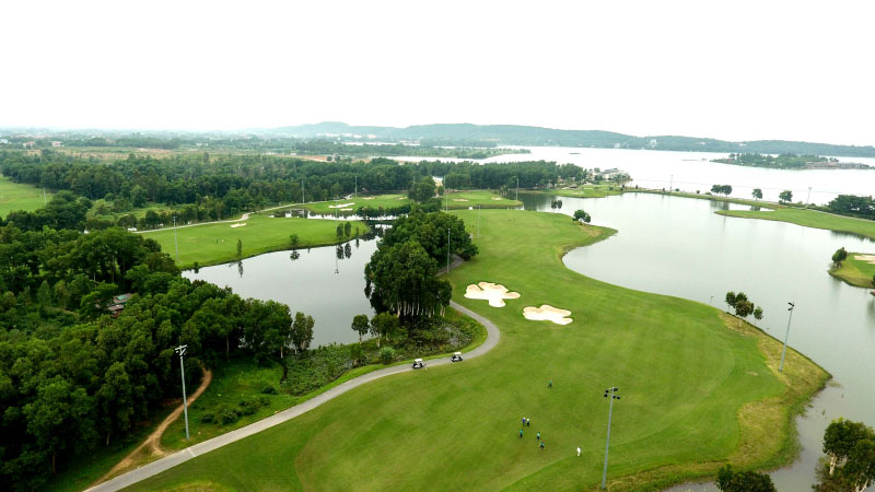 Sân golf Đại Lải sở hữu diện tích lớn gần 300ha với thiết kế 18 lỗ độc đáo