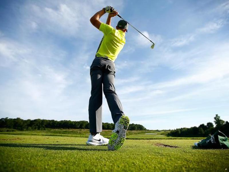 Lỗi overswing thường là hậu quả của việc cánh tay của golfer đưa ra quá dài