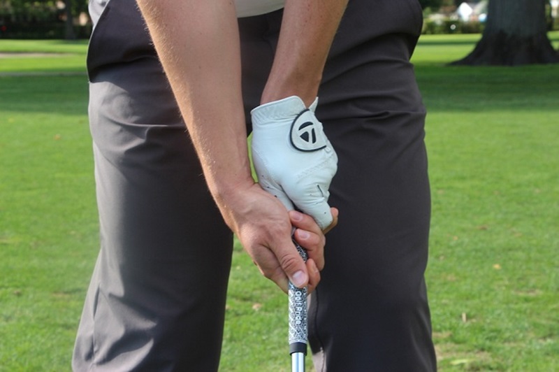 Người chơi cần cầm grip golf với lực chuẩn để thực hiện cú swing tốt nhất