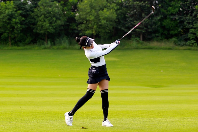 Golfer nữ cần chú ý đến tư thế đánh bóng golf