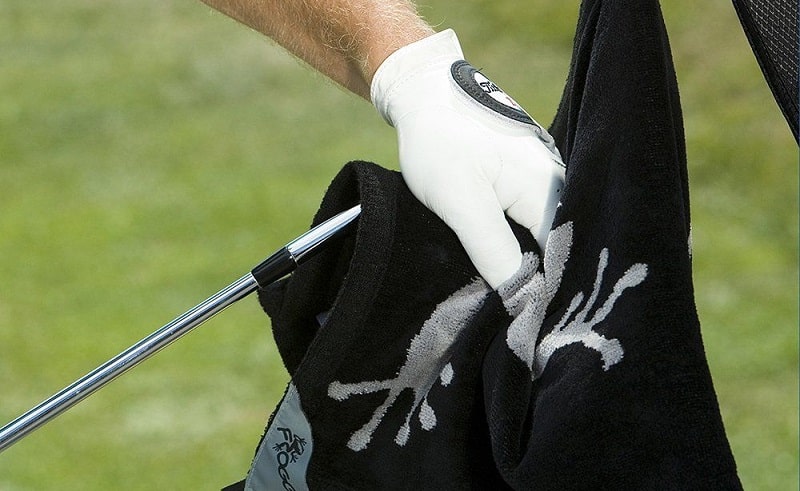 Golfer nên sử dụng khăn lau chuyên biệt để vệ sinh gậy golf