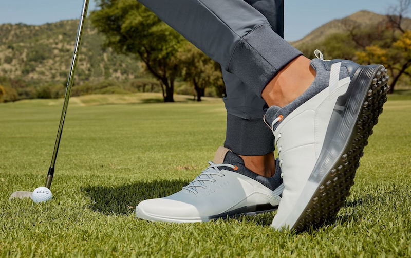 Chọn giày chơi golf theo khả năng bám và phong cách golfer