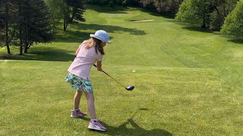 Phụ huynh nên định hướng cho các bé theo học đánh golf lâu dài