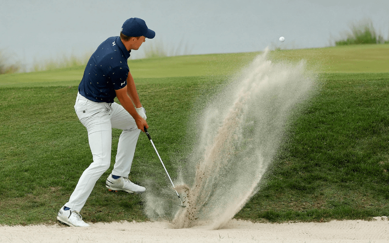 Gậy golf đánh cát được dùng chủ yếu để “cứu” bóng khỏi bunker