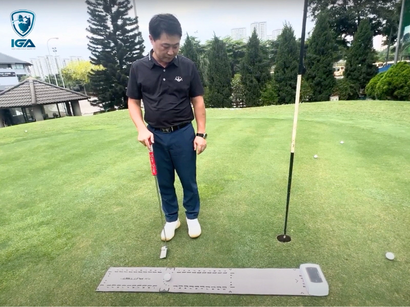 HLV Lee Kyu Han trải nghiệm thảm Putting Laser Pro